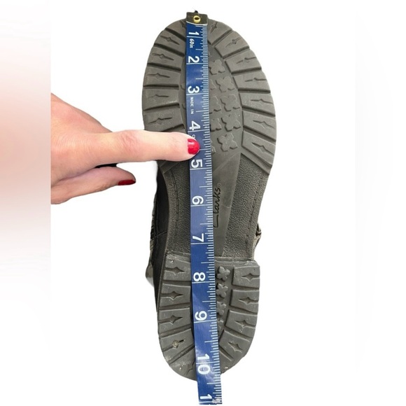 CLARKS Faralyn Rise Moto Black Leather Ankle
Boots Side Zip Size 8 - Picture 10 of 11